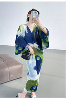 Robe plissée sur mesure style Miyake pour femme, élégante, imprimé artistique, col en V, manches chauve-souris, longue, tenue de fabricant