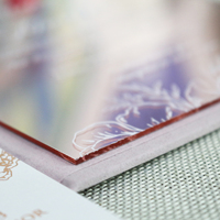 Undangan Pernikahan Buku Hardcover Warna Pink Romantis Custom Dengan Kartu Saku Beludru Kartu RSVP Amplop Beludru