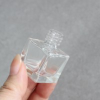 Flacon de parfum automatique carré en verre de 8 ml avec couvercle en bois et cordon en coton, flacon de parfum vide réutilisable pour l'aromathérapie intérieure de la voiture