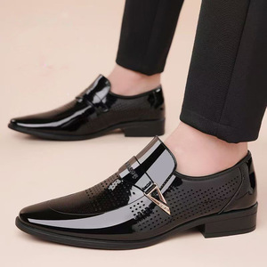 Mocasines Blancos de Hombre con Punta en Pico, Parte Superior de Cuero y Malla Transpirable, Suela de Goma, Logotipo Grabado, Zapatos de Vestir para Oficina y Carrera Profesional - Product Image 2