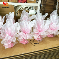 Centre de table géant en organza fait main, fleur artificielle en maille rose pour la décoration d'allées de mariage et de scènes événementielles