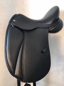 Selle de dressage en cuir faite à la main de qualité supérieure, finition de luxe, assise profonde, confort supplémentaire, ajustement réglable, selle pour cheval pour l'équitation - Product Image 3