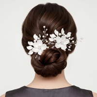 Élégante Pince à Cheveux Nœud Floral avec Perles Blanches et Strass, Grand Ruban, Accessoire de Mariée Personnalisé pour Coiffure de Mariage