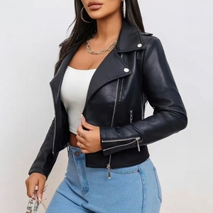 Blouson moto court noir en similicuir pour <span class=keywords><strong>femme</strong></span>, avec revers, fermeture éclair asymétrique, épaulettes et multiples poches zippées, coupe slim, style motard - Product Image 1