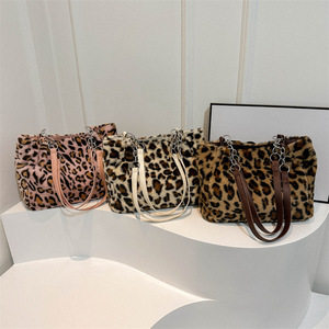 Nuova Borsa a Tracolla Trendy con Motivo Leopardato in Peluche, Chiusura a Cerniera e Fodera in Poliestere per Donne - Product Image 1