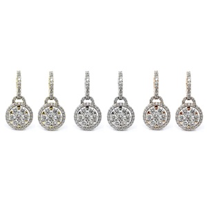 Boucles d'oreilles créoles petites et tendance en or blanc massif 18 carats plaqué or avec grappe de diamants, personnalisables avec logo, pour femmes, cadeaux de mariage et de fête - Product Image 4