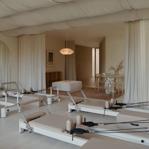 Máquina de Fitness Reformer Comercial de Aluminio Blanco con Riel Silencioso y Marco Vertical en Venta HWD-MA005 Pila de Alta Calidad - Product Image 1