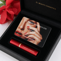 Cartes de visite noires personnalisées avec photo pleine page et texte en police serif pour les ensembles de cartes de marques de cosmétiques et de beauté