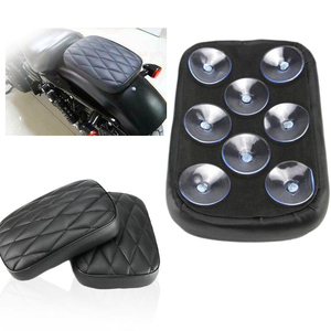 Asiento trasero universal de cuero para pasajero de motocicleta con 8 ventosas para Harley, cojín trasero con diseño de diamantes y rayas verticales en negro y marrón. - Product Image 2