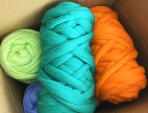 손으로 팔 뜨개질 수제 DIY 부피가 큰 담요 맞춤형 대량 롤 두꺼운 다채로운 청키 메리노 울 원사 로빙 펠트 원사 - Product Image 3