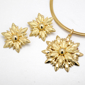 Juego de Joyería para Mujer de Latón Chapado en Oro de 14K, Personalizado al por Mayor, para Boda, Compromiso, Fiesta, Aniversario, Collar y Aretes - Product Image 4