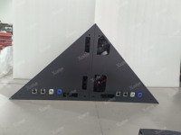 Écran LED créatif en forme de triangle P2.976 pour extérieur avec des performances visuelles à contraste élevé pour façade média