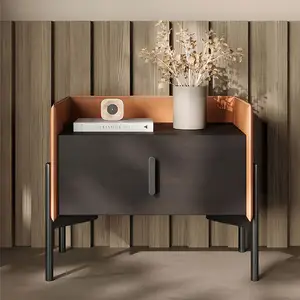 İskandinav modern ışık lüks başucu masa yatak odası ahşap çerçeve PU deri metal bacak komidin mobilya