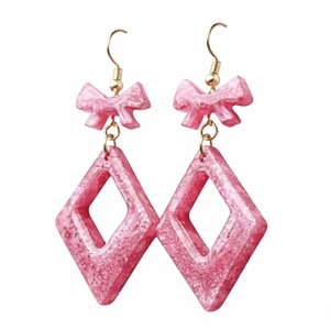 Boucles d'oreilles créoles géométriques en résine, mignonnes et tendance, bijoux uniques en acrylique pour femmes, multicolores (bleu, noir, rose) - Product Image 4