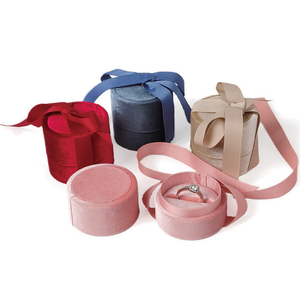 Caja de Regalo Redonda de Terciopelo de Lujo con Cinta para Guardar Joyas de Boda y Compromiso - Product Image 5