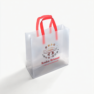 Sac de courses en plastique givré avec poignée souple rose, dimensions personnalisées pour la personnalisation de la marque, matériau imperméable et recyclable - Product Image 1