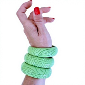 Bracelets Joncs en Résine Acrylique Vert Tendance 2026 avec Motif Feuille Sculptée – Design Fantaisie, Élégant, Vintage et Tendance – Parures de Bijoux - Product Image 1