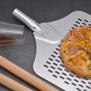 Productos al por mayor <span class=keywords><strong>Pala</strong></span> <span class=keywords><strong>de</strong></span> cocina para pizza Cáscara <span class=keywords><strong>de</strong></span> pizza perforada <span class=keywords><strong>de</strong></span> aluminio redonda con mango <span class=keywords><strong>de</strong></span> madera largo desmontable - Product Image 5