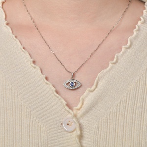 Collier pendentif œil porte-bonheur ajouré en zircon bleu rond de 5 mm serti clos, en cuivre pur plaqué or 14 carats de haute qualité pour homme - Product Image 4