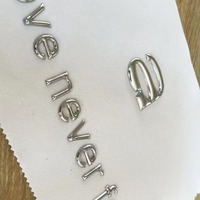 Patch adhésif 3M personnalisé en TPU gaufré 3D haute fréquence avec lettres logo en PVC à dos plat et lustre métallique pour chaussures et vêtements