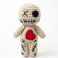 Poupée fantôme grise au crochet faite à la main, fantôme tricoté avec grimace et cœur, décoration d'Halloween, jouet fantôme en peluche, cadeau unisexe