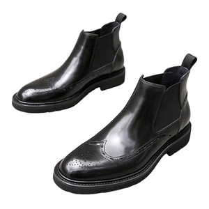 Bottes mi-mollet pour hommes, style rétro classique, en PU à semelle épaisse, avec décorations gravées, pour l'automne et l'hiver - Product Image 1