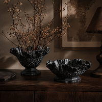 Vase en céramique noir mat avec texture gaufrée et bord festonné, sur piédestal, pour table console et décoration intérieure