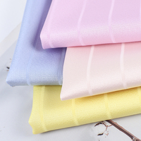 Tissu tissé à rayures verticales 145GSM Satin d'imitation d'acide acétique respirant à la mode pour les costumes et jupes de mariage des filles