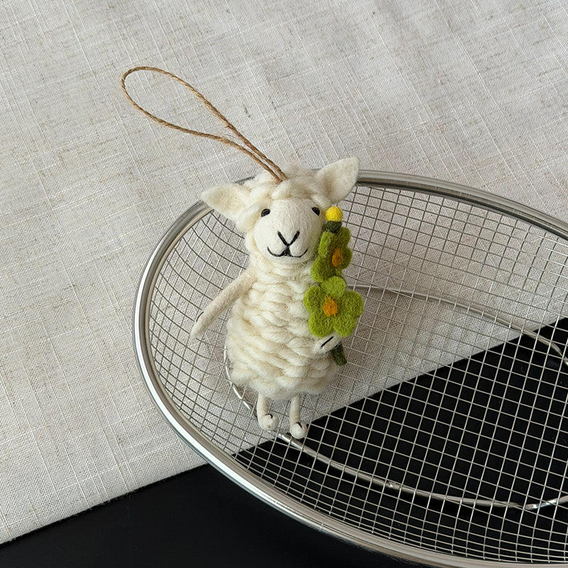 Oveja blanca con flor verde, 12 cm.