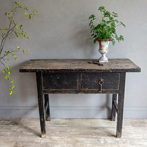 Mesa Consola Negra Antigua de Olmo Macizo Rústico con Tres Cajones, Estrecha para Pasillo, Entrada, Soporte de Altar, Estilo Vintage para Sala de Estar Rústica - Product Image 1