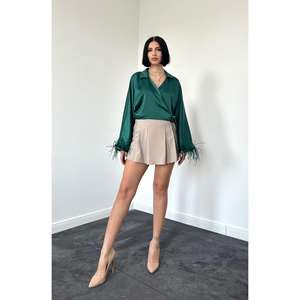 Top Corto de Satén Esmeralda con Mangas de Plumas, Cuello Alto, Silueta Recta, Cintura Natural, Ropa Cómoda para la Noche - Product Image 2