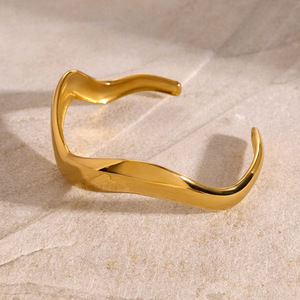 Bracelet en acier titane de style européen et américain, plaqué or 18 carats, surface polie en forme de vague, bijoux unisexes - Product Image 2