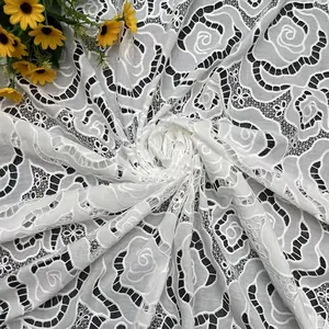 Toptan beyaz gipür dantel kumaşlar 100 Polyester kumaş lazer kumaş için düğün elbisesi gipür dantel