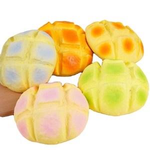 Jouets à presser en forme de gros pain d'ananas quatre couleurs, en PU, réalistes, à remontée lente, anti-stress, très demandés - Product Image 1