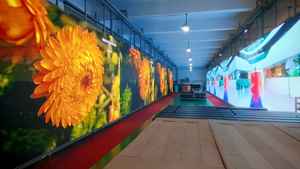 จอแสดงผล LED แบบติดตั้งภายในอาคาร P2.976 ความละเอียดสูง สำหรับวิดีโอวอลล์ ใช้สำหรับป้ายดิจิทัลในห้างสรรพสินค้าและรถไฟใต้ดิน - Product Image 4