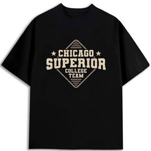 Camiseta Chicago Superior College para Hombre, Cuello Redondo, Corte Regular, 100% Algodón, Peso Pesado 180GSM, Color Negro - Product Image 1