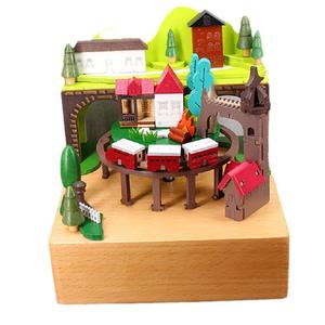 Boîte à musique en bois à motifs de chansons personnalisés Train mobile de village de montagne avec train en hêtre rotatif Boîte à musique cadeau en hêtre - Product Image 1