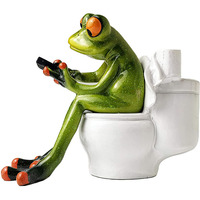 Figurine de grenouille décor, une grenouille assise sur les toilettes jouant avec son téléphone Statue de Sculpture de grenouille