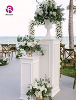 Grands supports floraux blancs en PVC sculptés en forme de colonnes romaines pour allées, chemins, scènes, fêtes, mariages et événements.