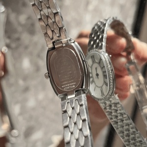 Montre Longinesing compacte et élégante avec cadran ovale blanc, chiffres romains, étanche, calendrier, en acier inoxydable - Product Image 4