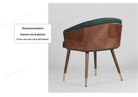 Chaise et table de salle à manger en bois courbé, design color block, style parquet double, pour une ambiance tendance.