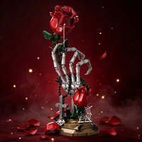 JMBricklayer Ensemble de briques de construction Main de squelette gothique Roses éternelles 569 pièces Style sombre Décoration de bureau DIY Cadeau Saint-Valentin Halloween