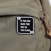 Si vous pouvez lire ceci, vous êtes trop près – Broche amusante avec message en anglais, rappel de distance, badge pour sac à dos, cadeau pour amis