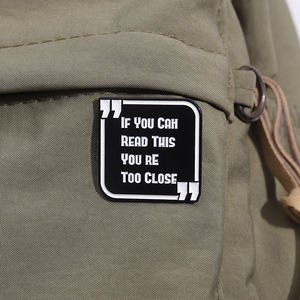 Wenn Du Das Lesen Kannst, Bin Du Zu Nah Brosche Lustige Englische Distanz-Erinnerung Rucksack-Anstecker Geschenk für Freunde - Product Image 3