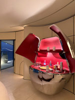 Armoire à vin motorisée de luxe moderne en acier inoxydable, bar à capsules électrique créatif en forme d'aile de mouette pour villa et club