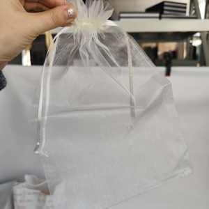 Sacs en organza blancs personnalisés avec cordon de serrage - Pochettes cadeaux transparentes avec fermeture à cordon pour bijoux et cadeaux de mariage - Product Image 2