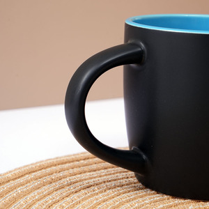 Tazas de Cerámica de 11 oz al por Mayor, Coloridas por Dentro, Superficie Mate, para Café, Leche, Té, Color Negro Mate, Personalizables - Product Image 4