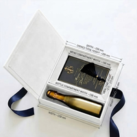 Boîte cadeau de luxe personnalisée en velours blanc avec porte-carte d'invitation, ruban en satin et pompon pour cadeaux d'entreprise VIP