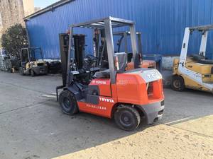 Montacargas Toyota 8FD Usado, 3 Toneladas, Mástil de 3 Etapas, Motor Diésel, Pocas Horas de Uso, Altura de Elevación de 4500 mm, Caja de Cambios, Motor y Rodamientos en Buen Estado - Product Image 3