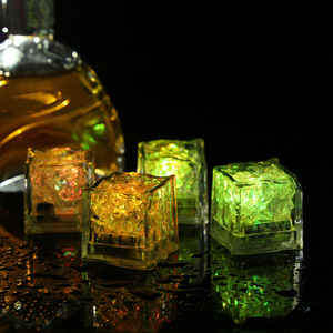 Cubetti di Ghiaccio Luminosi Multicolore per Bevande - Luci Lampeggianti Riutilizzabili per Capodanno, Feste, Matrimoni e Decorazioni - Product Image 5